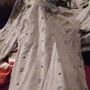 gray long sleeve shirt